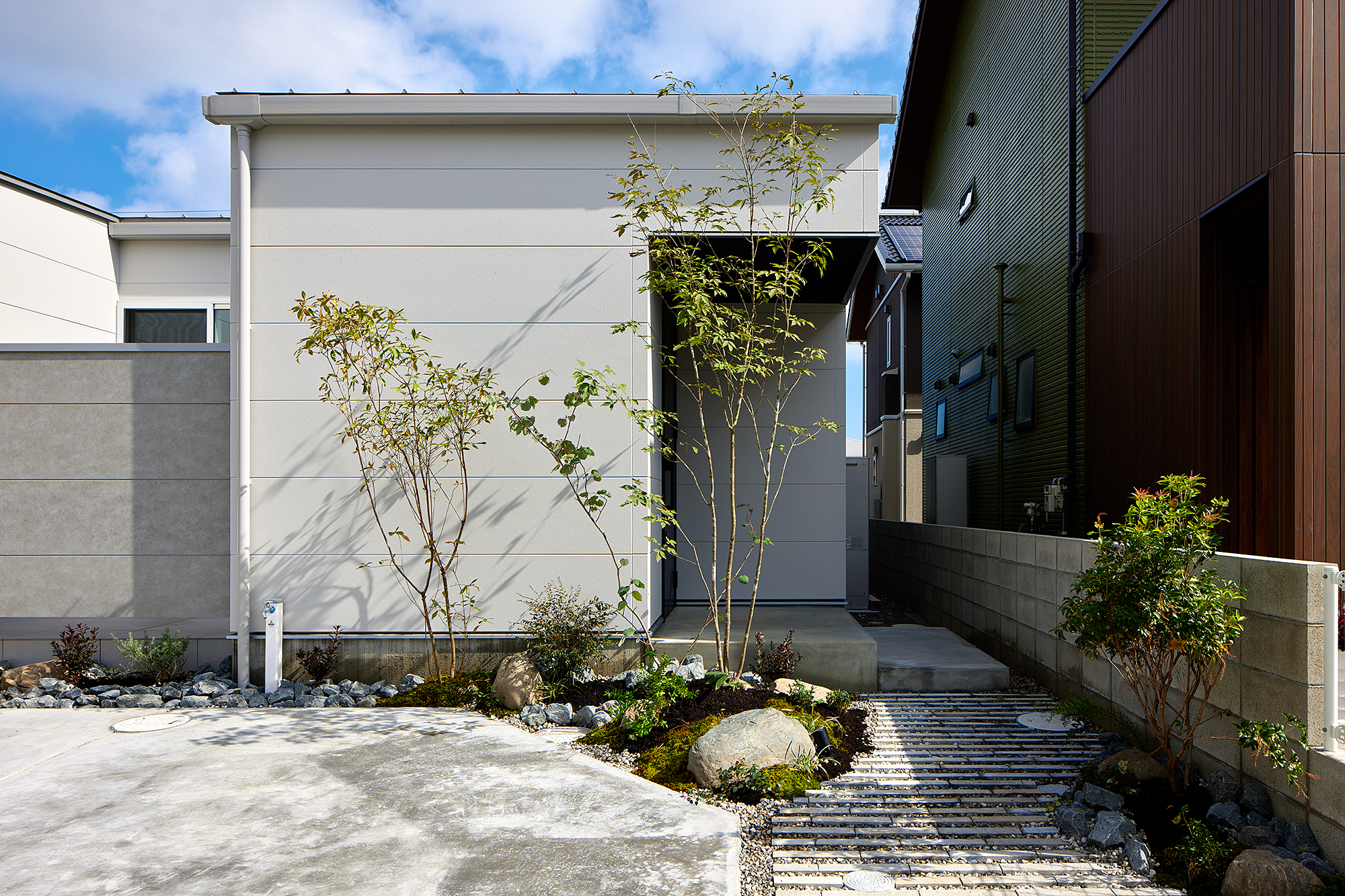 <p>外壁材<br />
窯業系サイディング</p>
