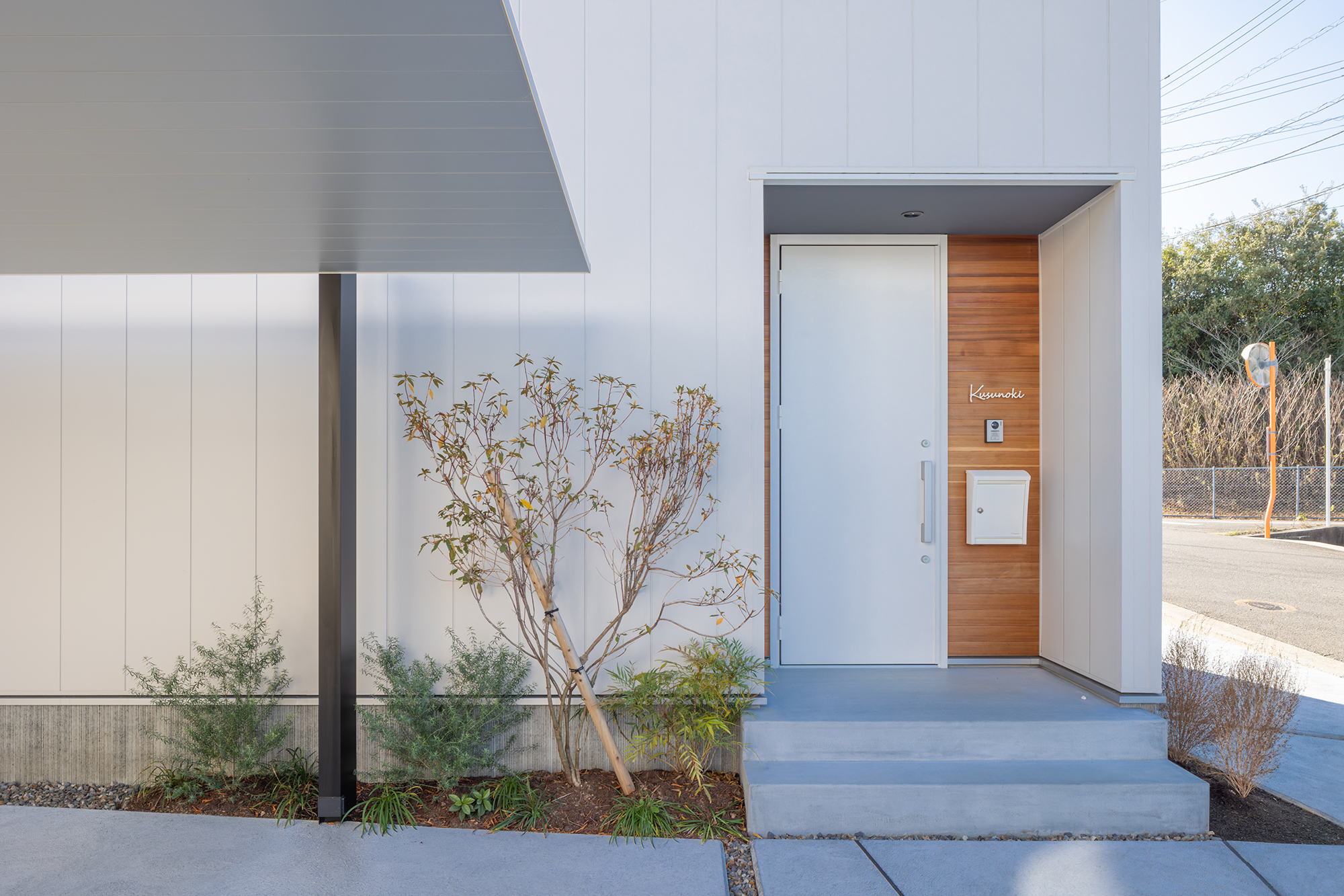 <p>玄関ドア<br />
高断熱ドア</p>
