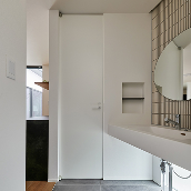 <p>屋内建具<br />
KAMIYAフルハイトドア</p>
