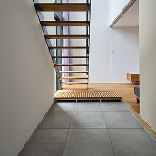 <p>玄関ホール<br />
600角タイル</p>
