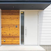 <p>玄関ドア<br />
高断熱片袖採光窓付きドア</p>
