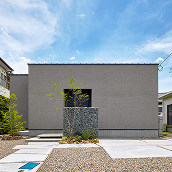 <p>外壁材<br />
全面塗り壁仕上げ</p>
