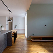 <p>平屋<br />
リビング 勾配/折り上げ天井</p>
