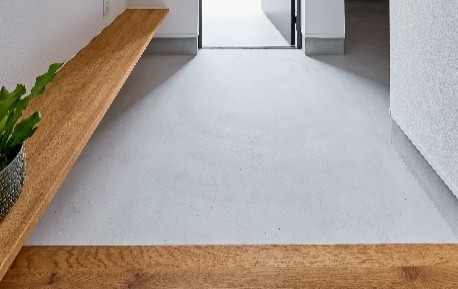 <p>玄関ホール<br />
モルタル仕上げ</p>
